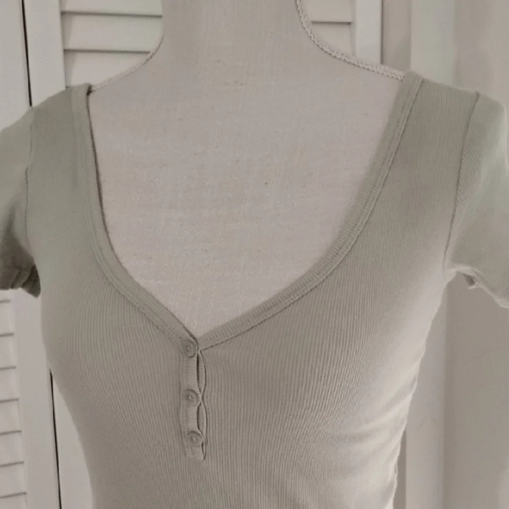Hollister Olive Short Sleeve V-Neck Top - Picture 2 of 5
